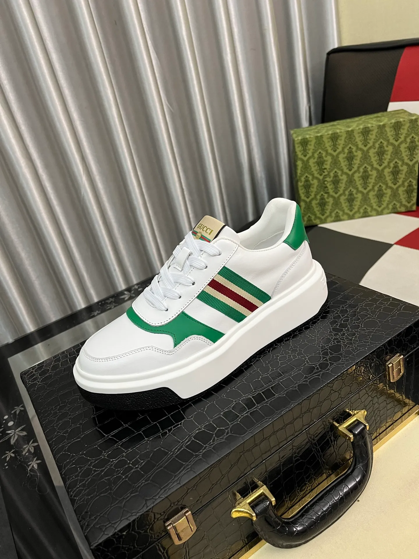 Men's Men's Shoes 💰458⌚️⌚️ [Gucci·Gucci] Original quality. ~ Unique modern style sneakers. 🏃A must-have casual shoe for trendy men😍😍 Original brand imported from Italy, imported original leather, sheep lining (refuses to discolor and grind feet) Sole: Original sole provided by the original factory, French lazy style design ⚠️Fit to the feet, original quality, super comfortable original sole. Just like shooting the real thing 🎬The real thing is better Code number: 38-443️⃣Colors available